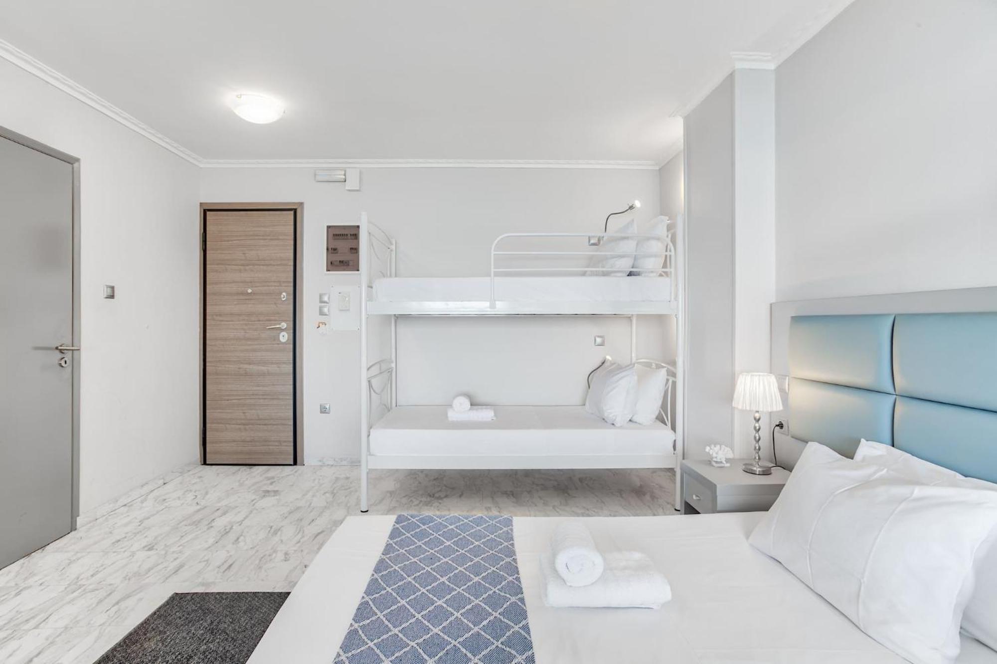 Ferienwohnung Modern Seaside Oasis In Pireas, Seaview & King Bed Exterior foto