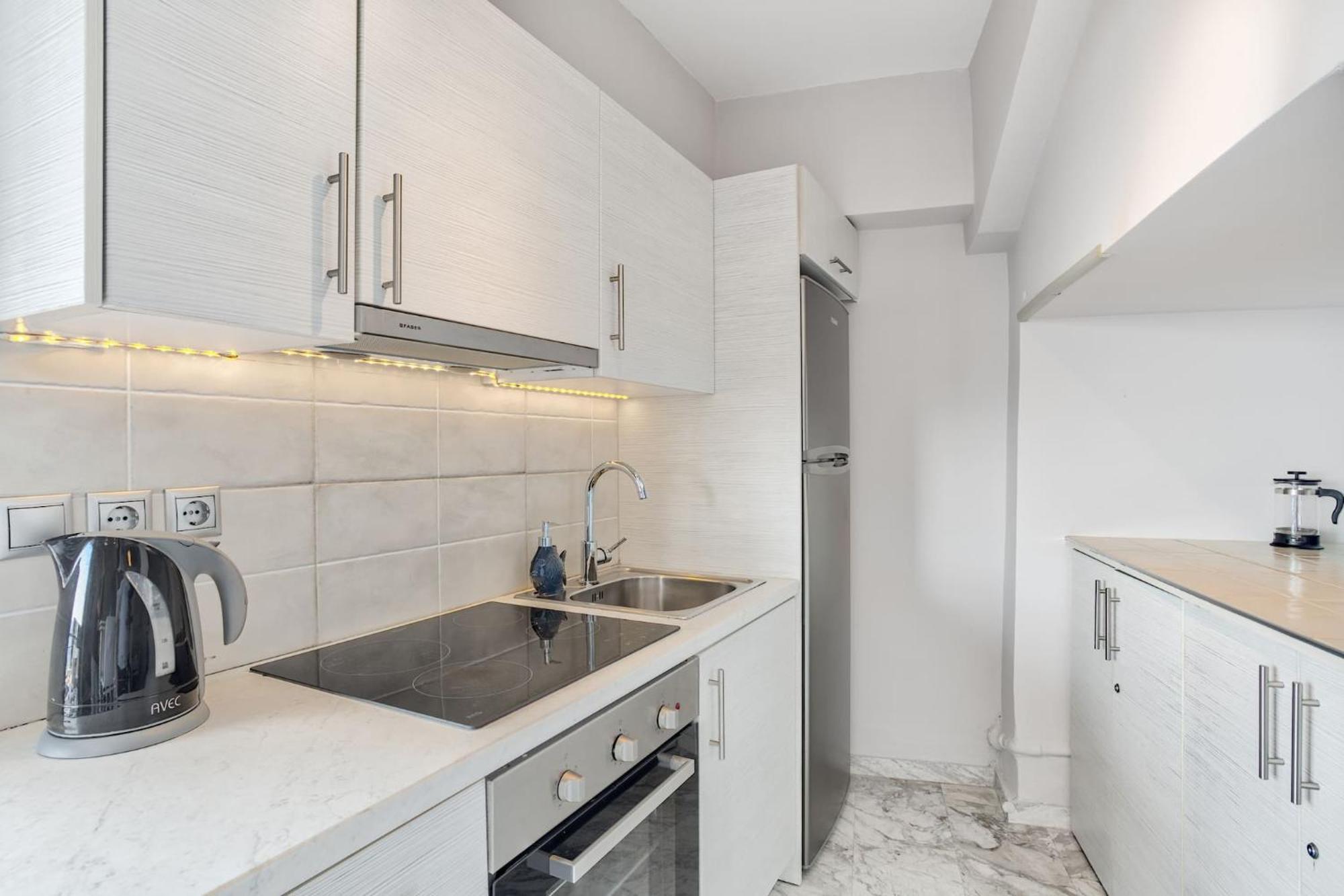 Ferienwohnung Modern Seaside Oasis In Pireas, Seaview & King Bed Exterior foto