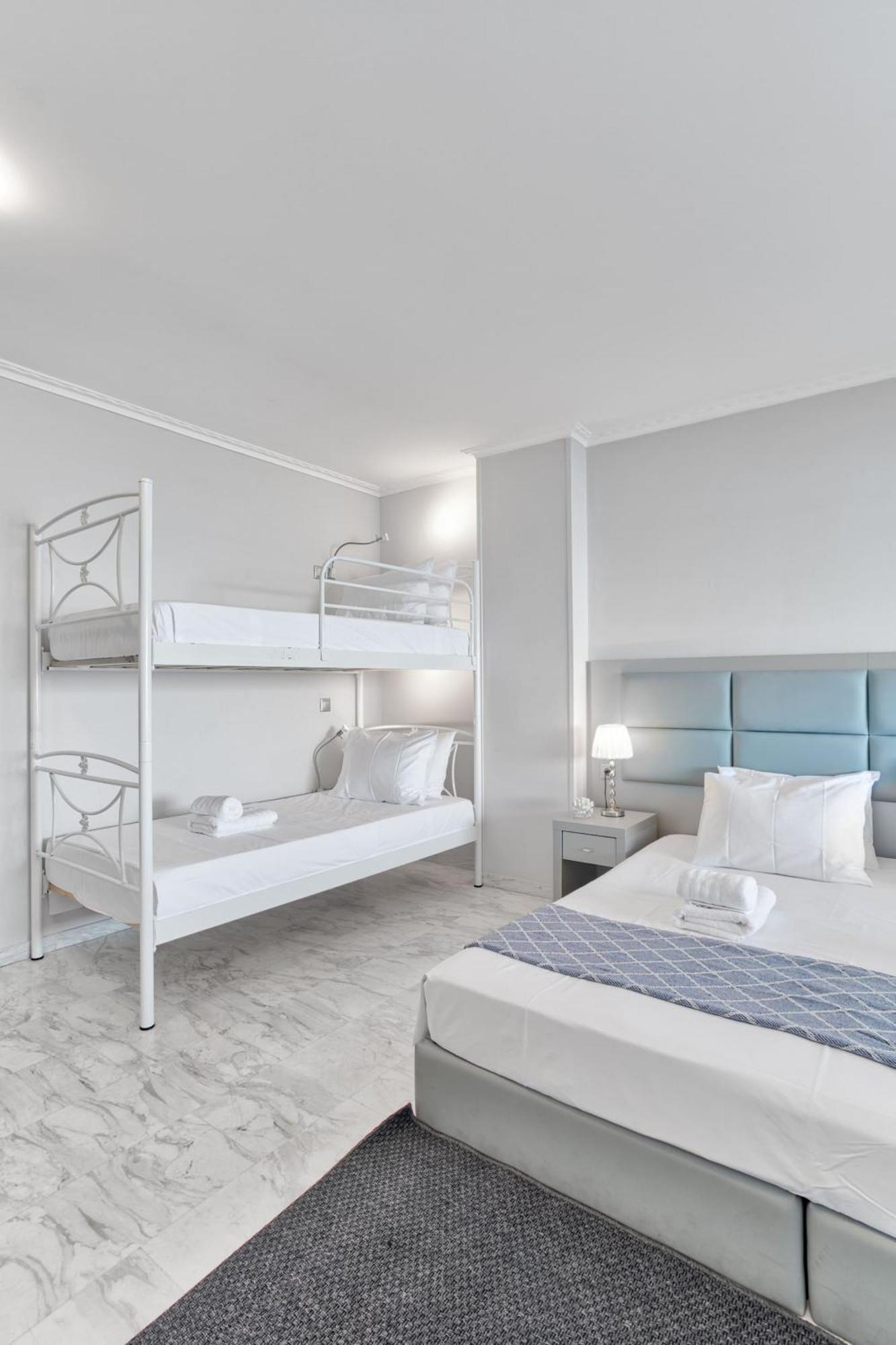 Ferienwohnung Modern Seaside Oasis In Pireas, Seaview & King Bed Exterior foto